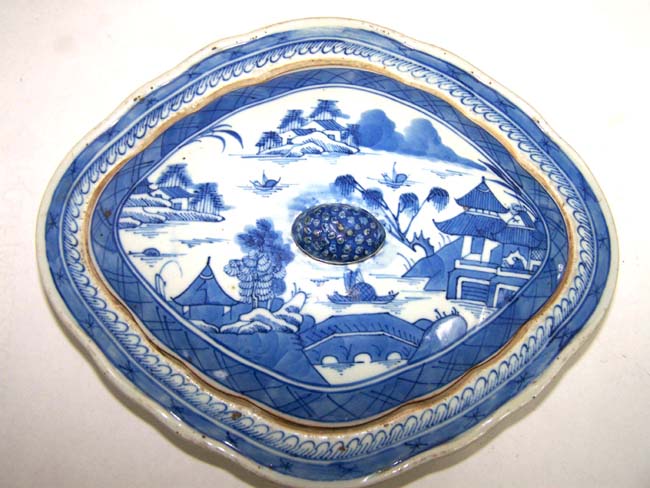 A Chinese Export Porcelain Canton Covered Vegetable Dish circa 1830 — image 2